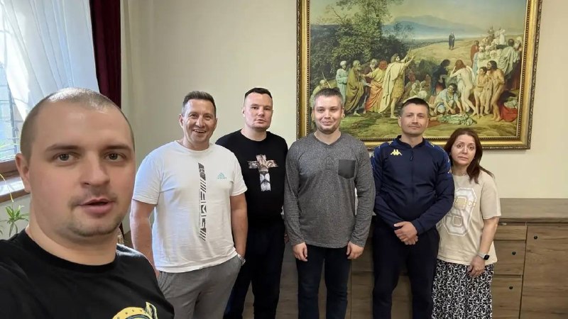 Команда служителей в семинарии